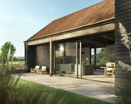 Modernes Landhaus mit großen Fensterläden und grüner Umgebung