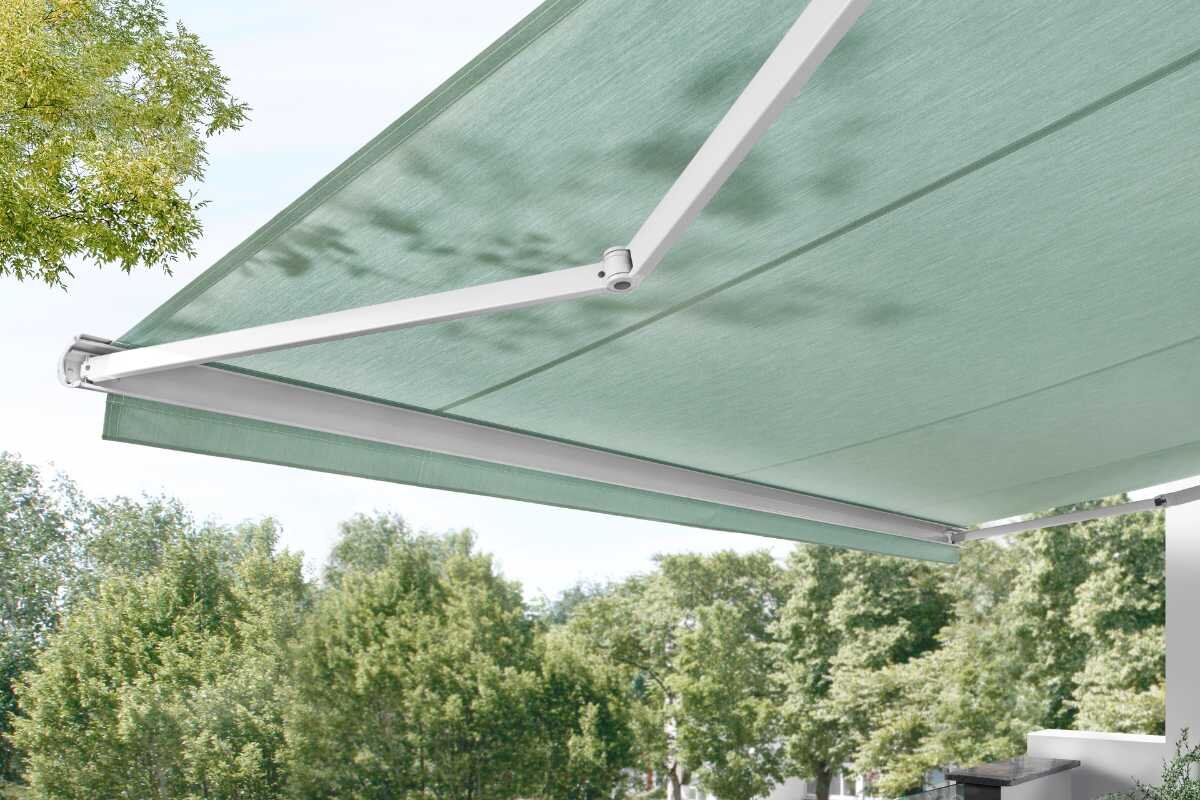 Moderne grüne Markise über einer Terrasse