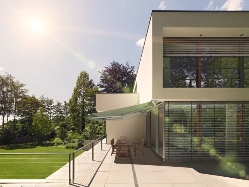 Grüne offene Gelenkarmmarkise