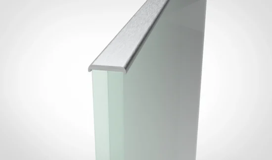 Seitenansicht eines Glasprofils mit Metallkante
