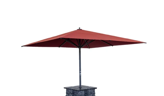 Großer roter Sonnenschirm mit stabilem Sockel