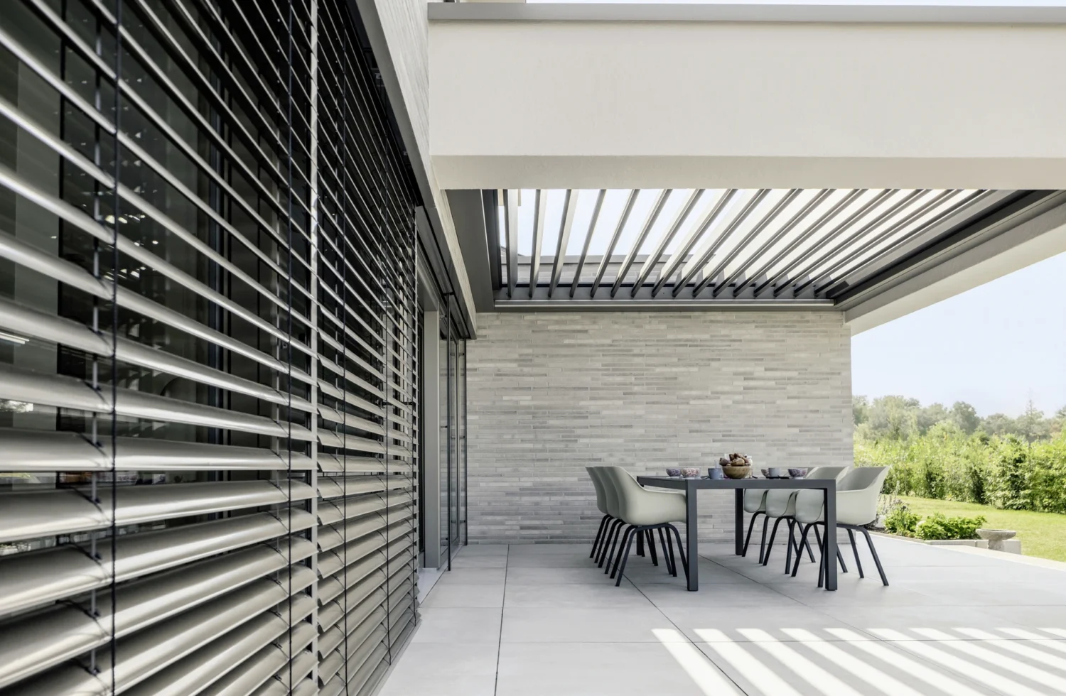 Moderne Terrasse mit Pergola und stilvollen Jalousien