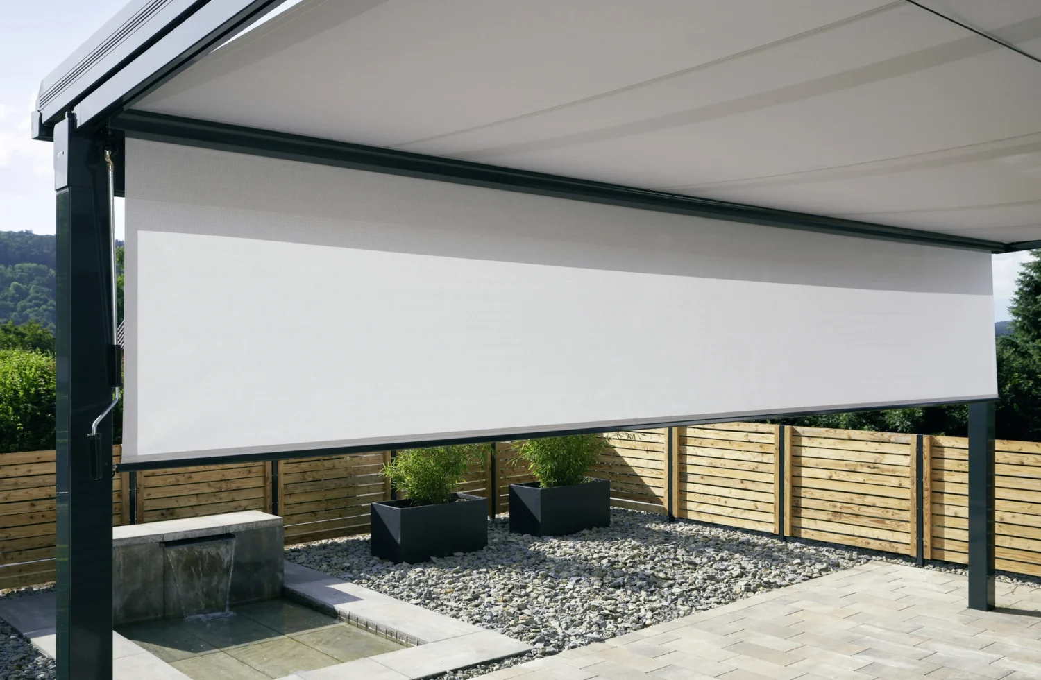 Moderne Terrassenüberdachung mit Sonnenschutzrollo