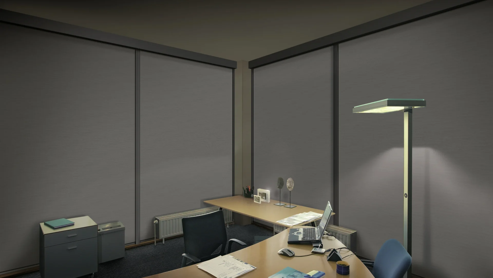 Moderne Bürojalousien zur Abdunkelung eines Büros
