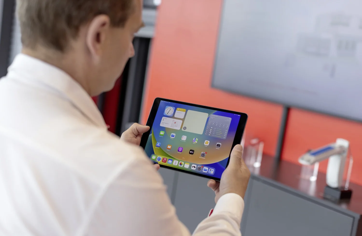 Person benutzt ein Tablet mit einer modernen Benutzeroberfläche