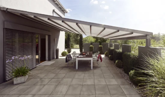 Moderne Terrasse mit Markise und Gartenmöbeln