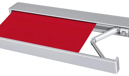 Elektrisch ausfahrbare Markise mit rotem Stoff