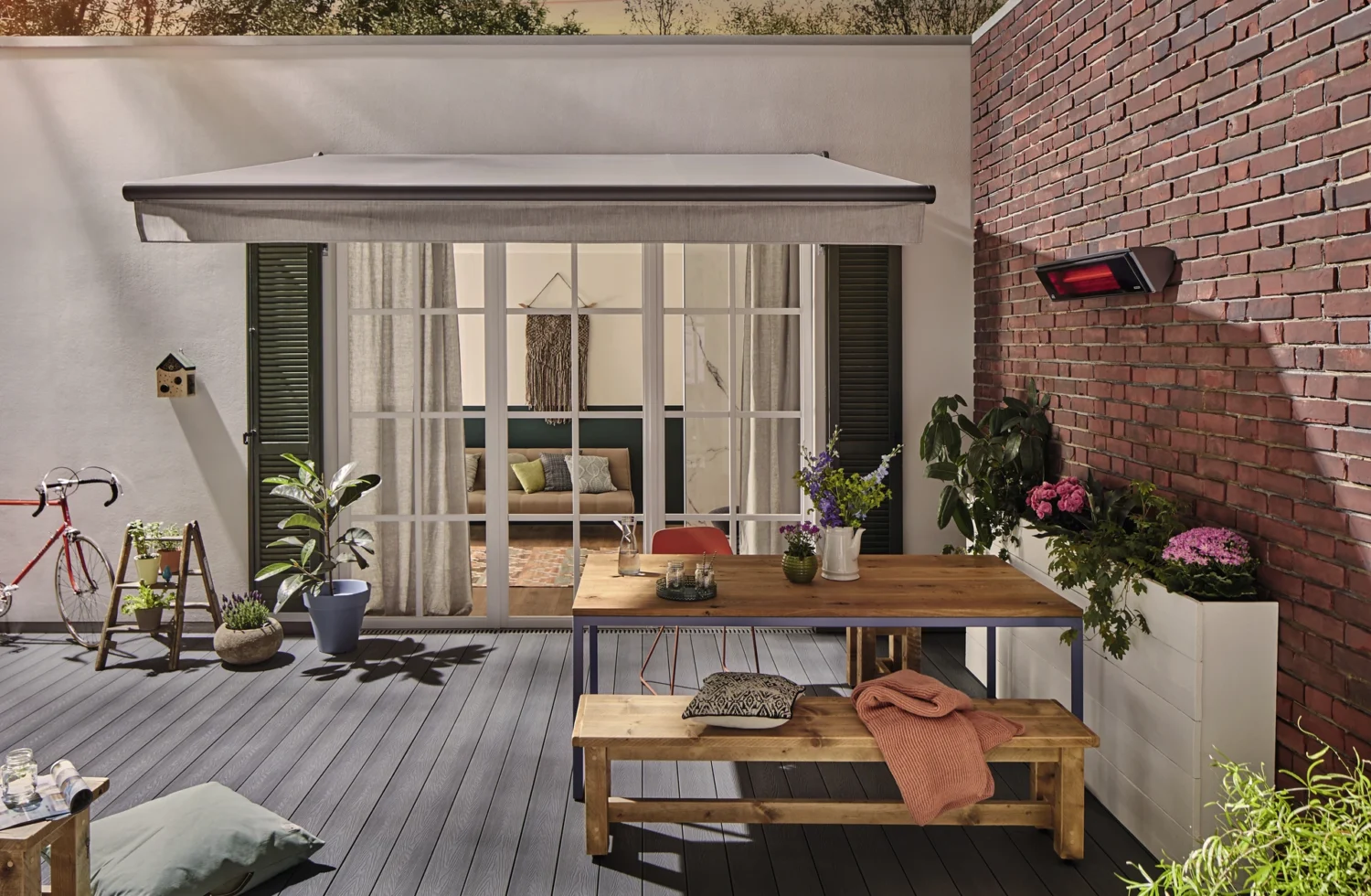 Moderne Terrasse mit Markise und stilvoller Einrichtung