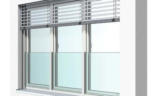 Modernes Fenster mit Jalousien in weißer Wand