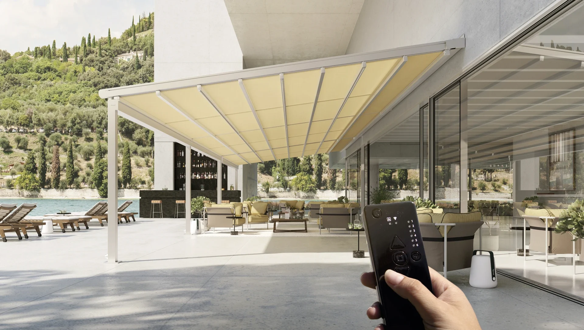 Moderne Terrassenüberdachung mit Fernbedienung am Wasser