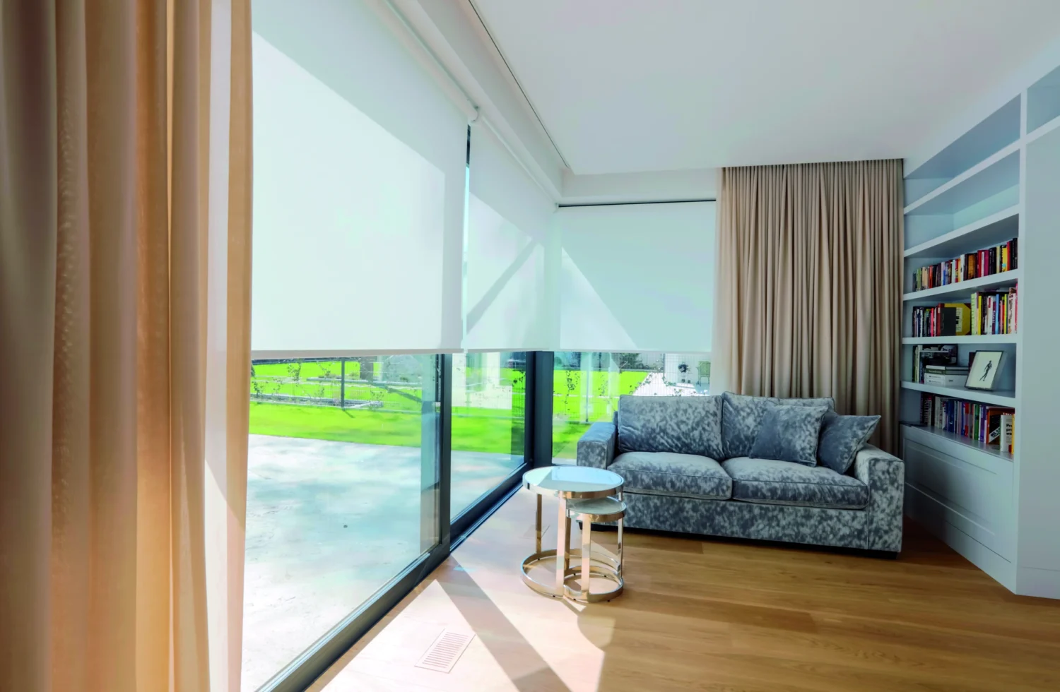 Panoramafenster mit Berglandschaft im Hintergrund