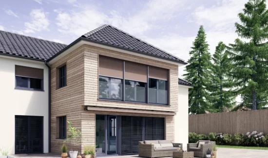 Modernes zweistöckiges Haus mit Holzelementen und großen Fenstern