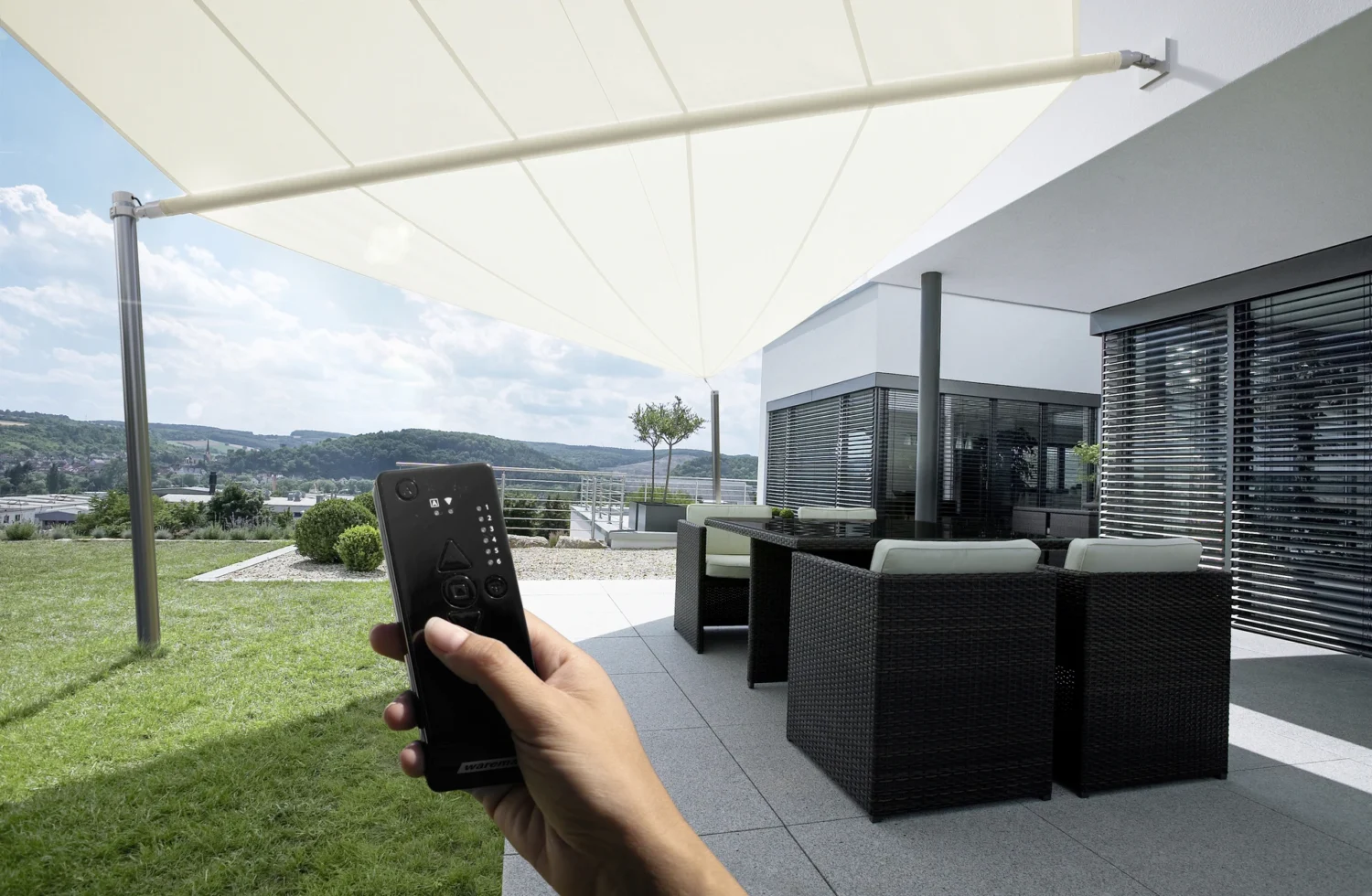 Moderne Terrasse mit elektrischer Markise und Fernbedienung